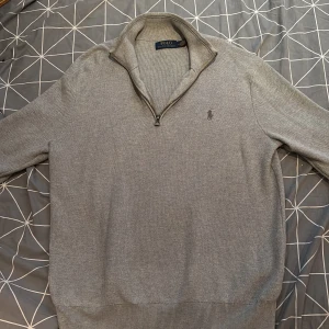 Polo Ralph Lauren Zip  - Säljer min Polo Ralph Lauren tröja, köpte den i slutet av hösten för 2395kr. Har använt den typ 3-4 gånger. Det finns inga märken eller fläckar på tröjan. 