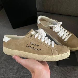 Saint laurent skor - Tja! Säljer ett par saint laurent skor i sjukt snygg färg. Skicket är rätt bra men finns två små anmärkningar som kan lösas bild på privat vid önskan. Replacement saint laurent box medföljer och saint laurent kort