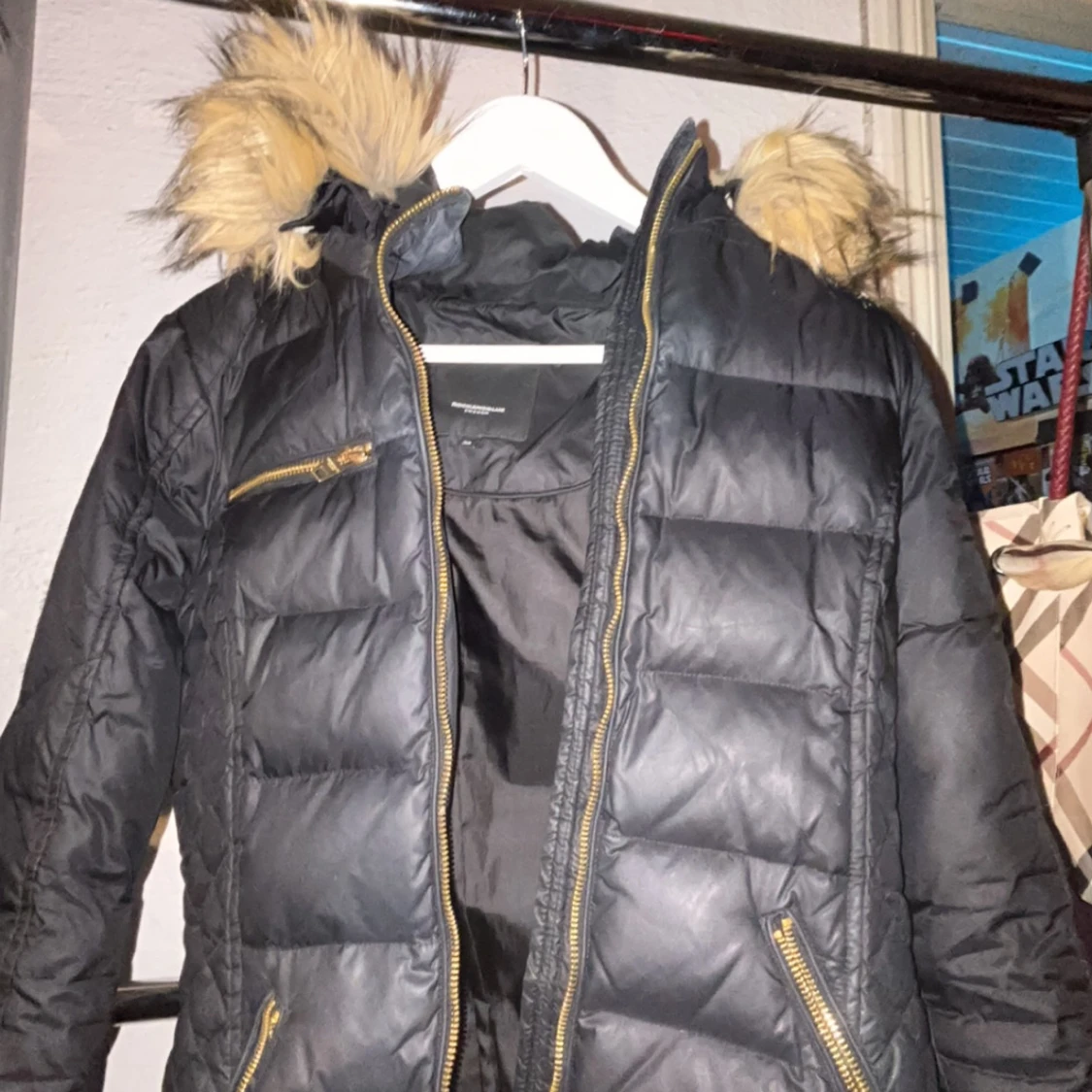 Svart dunjacka med pälsdetaljer från Rockandblue - 1