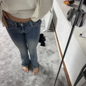 Blå Joey Low Rise Flare jeans - Säljer ett par blå Joey Low Rise Flare jeans med en snygg bootcut-stil. De har en låg midja och klassisk femficksdesign. Perfekta för en avslappnad look. Jensen är upsyda så dem passa mig som är 1,55