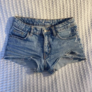 Blå jeansshorts💗 - Jätte fina jeans shorts, Säljer då de blivit försmå🥰