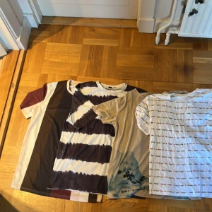 Fyra unika t-shirts i olika mönster - Den med text är bra kvalite resten e shit, men varför inte köpa några billiga t-shirts, jag vill bli av med dom please guys🙏🙏😁👍 100 kr för alla 