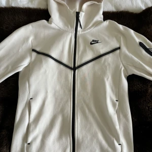 Nike tech flecce - Säljer denna då jag har tröttnat på nike tech flecce, Den är i väldigt bra skick och ser ut som ny. 