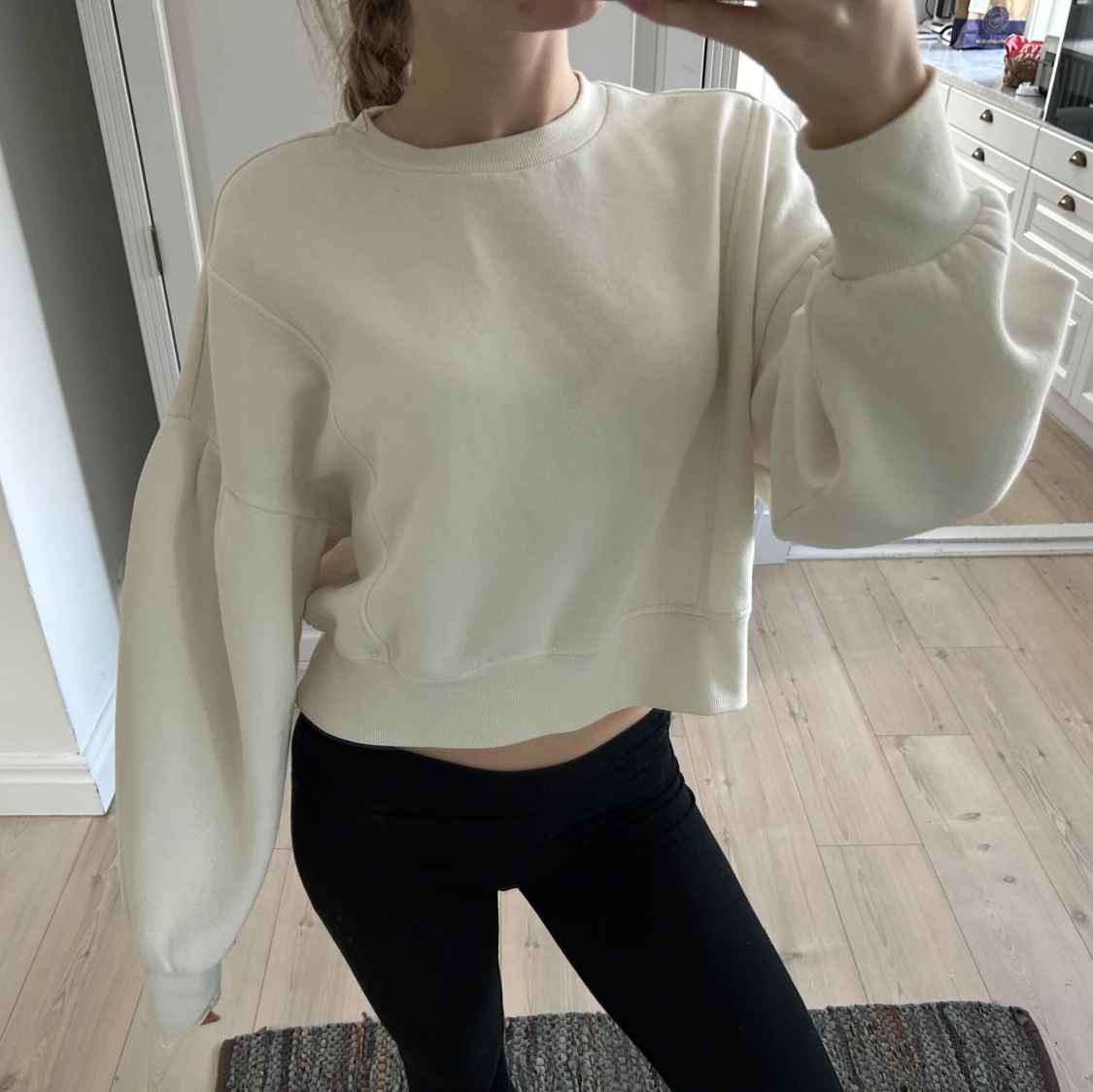 Vit croppad sweatshirt från H&M
