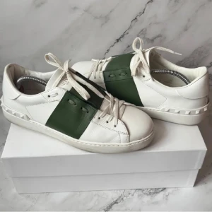 Valentino Skor - Säljer mina Valentino open sneakers | storlek 43,5 | skorna är använda men i väldigt bra skick. Shoebag ingår.   Hör av dig vid intresse| Byten är intressant🙏