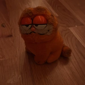 vintage garfield - vintage garfield plush, köptes second hand så osäker om den är äkta men tror det (tror från 1980 talet)