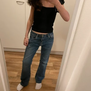 Mörkblå jeans - Säljes pga blivit för stora. De är även uppsydda för att passa mig som är ca 160❤️