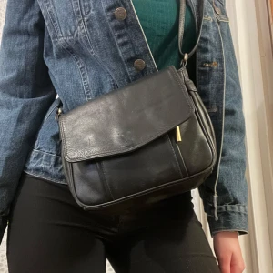 Svart axelväska i skinn - Snygg svart axelväska i skinn