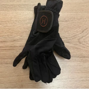 Svarta ridhandskar  - Snygga svarta ridhandskar från JH collection! Bra skick! Storlek S❤️
