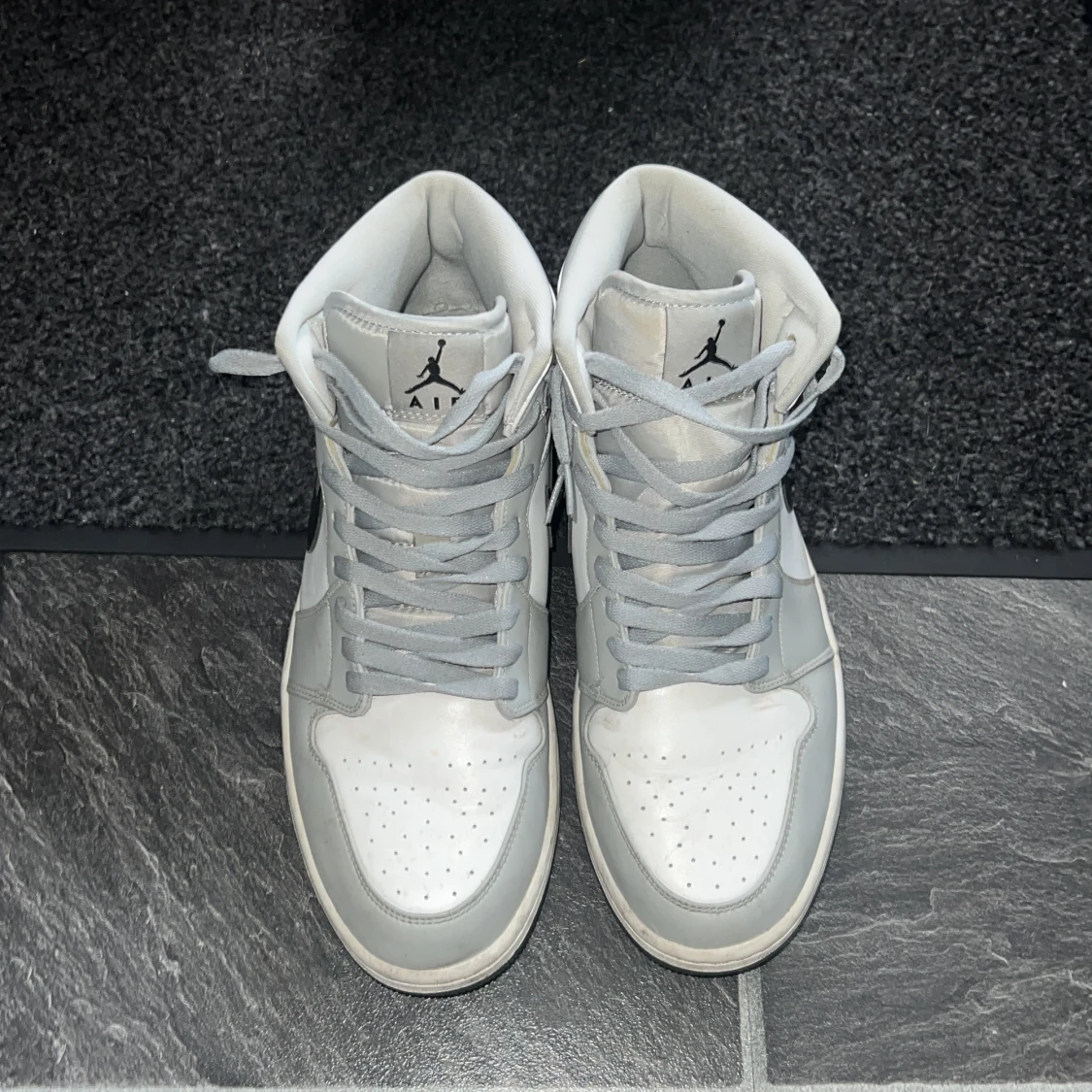 Grå och vita Nike Air Jordans