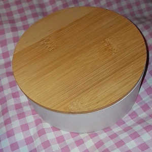 Förvaringsburk - En förvaringsburk med trälock. Det finns en spegel på insidan.