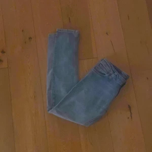 Blå jeans från Nudie Jeans - Snygga blå jeans från Nudie Jeans med klassisk femficksdesign och subtila slitningar. Perfekta för en avslappnad stil. Priset kan diskuteras!