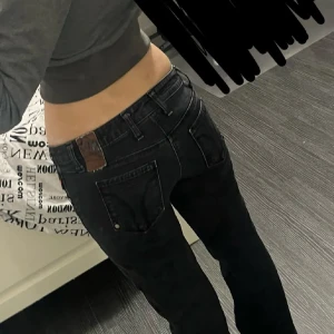 Bootcut-low wais byxor från Miss Sixty - Säljer snygga svarta jeansbyxor från Miss Sixty med fick-design. Anledningen till varför jag säljer dessa jeans är pga att dom är för stora för mig, skulle säga att jeansen passar mer till någon som är 165-170cm! Skriv om ni undrar nått🫶