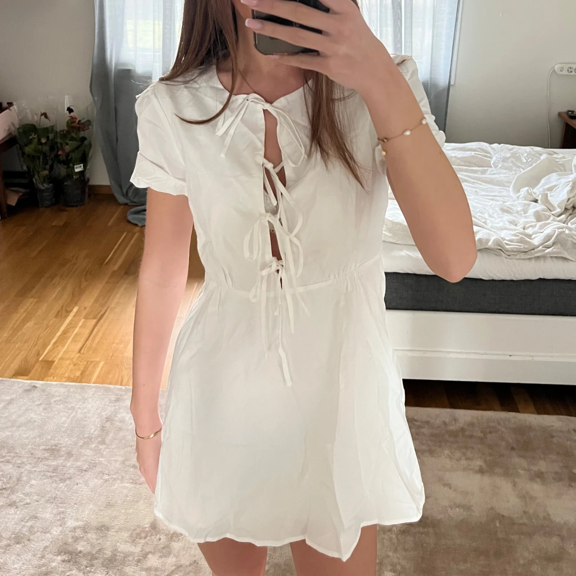 Vit kortklänning med knytning