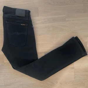*Helt Nya* Nudie jeans - Nudie Jeans Tube Tom (Slimfit)  | Skick: 9,5/10 (Ny utan prislapp) | Färg: Svart | Stlk: 31/32 | Nypris: 1799kr | Mitt pris: 419kr | Tveka inte på att ställa frågor i dm!💯