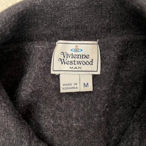 Vivienne Westwood tröja - Mörkgrå ulltröja från Vivienne Westwood i toppenskick ~ 9/10 | NOTERA: Storlek M, men sitter som XS/liten S ‼️‼️| 3 - knappad, med krage / Mvh 