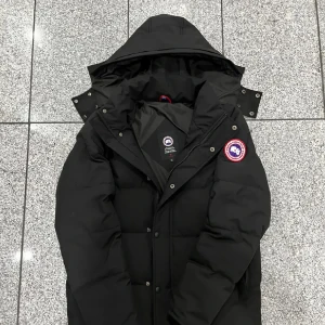 Canada Goose Wyndham Jacka - Storlek S. Använt typ 1-2 månader. Jätte skön att ha på sig. Har du fler frågor, tveka inte på att skriva till mig.