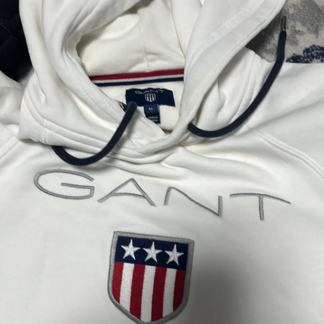 Vit hoodie från GANT - 1