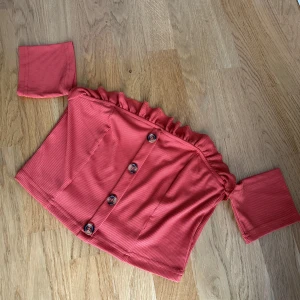 Crop top - Söt crop top med knappar och volanger.