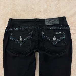 Miss Me Jeans - Midja rakt över: 37 cm Innerbenslängd: 85 cm. Nypris 2400 sek men säljs inte längre, nyskick 💓