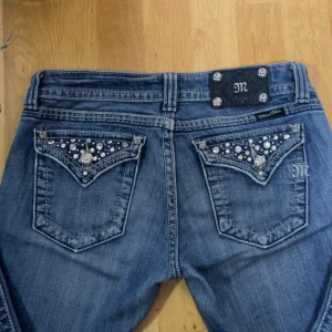 Miss me bootcut jeans - Säljer dessa ljusblå miss me bootcut jeans i storlek 28 pga ingen användning💕midjemåttet är 39 cm tvärs över och innerbenslängd 79 cm. Det finns en nästan oserbar fläck på ena låret som jag skulle gissa går bort efter några tvättar