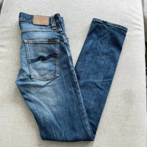 Blå Nudie Jeans - Säljer nu dessa sjuka jeans från Nudie! | Jeansen är i ett bra skick, utan deffekter. | Nypris: 1600. | Modell: Grim Tim (slimfit). | Skriv vid funderingar!