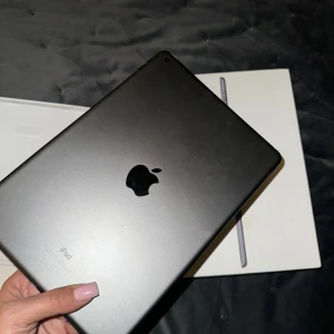 Svart iPad - Säljer en svart iPad från Apple. (Använd 3-4 gånger) Den har en elegant design med en slät yta och en stor skärm för optimal användarupplevelse. Perfekt för både arbete och underhållning. Levereras med originalförpackning.