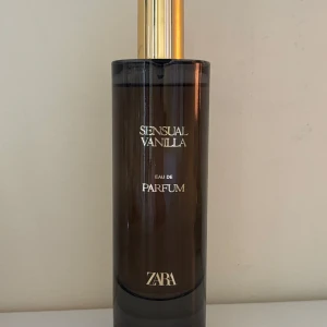 Zara parfym sensual vanilla - ”Sensual vanilla” från Zara, använd få gånger. Luktar precis som Billie Eilish parfymen! Noterna finns på andra bilden 💕