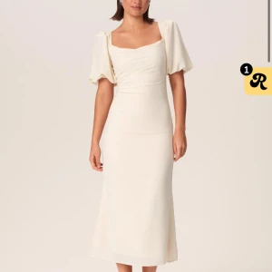 Adoore klänning - Helt ny Adoore klänning endast testad, lapparna kvar. Modell Vellore dress 🩷helt slutsåld! Denna är gul.