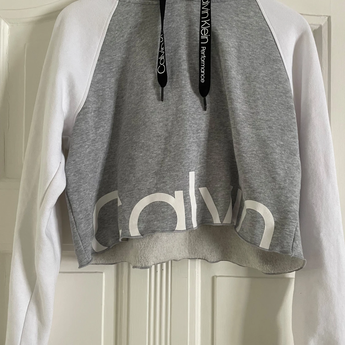 Grå och vit hoodie från Calvin Klein