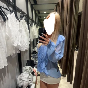 blå volangblus - jättesöt volangblus🥰 använd kanske 3 gånger