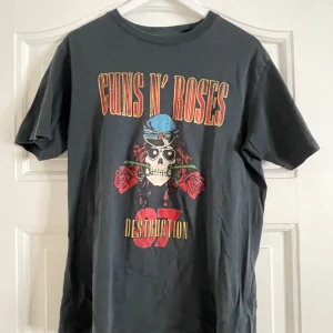 Svart Guns N' Roses t-shirt - Svart t-shirt från Carlings med Guns N' Roses tryck.