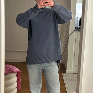 Blå polotröja - Säljer en stilren blå polotröja med ribbade detaljer vid ärmslut och nederkant. Tröjan har en hög krage och långa ärmar, perfekt för kyligare dagar. Passar bra till jeans för en avslappnad look. Storlek Xs ifrån Hm! Köpt för 2 månader sedan, använd 1 gång. Säljer pågrund av att den inte kommer till användning! 💖💖