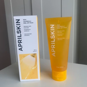 Aprilskin Real Calendula Peel Off Pack - Aprilskin Real Calendula Peel Off Pack är en ansiktsmask med calendula-komplex och niacinamid. Använd bara en gång, jag vet vad de bruna saker i masken är.