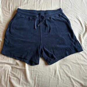 Frotté shorts från Arket - Säljer mina Frotté shorts från Arket då de inte passar mig. De är endast använda ett fåtal gånger och är i väldigt bra skick, de passar perfekt till varma sommardagar och de är väldigt bekväma. Kontakta gärna i Dm ifall du har några frågor!