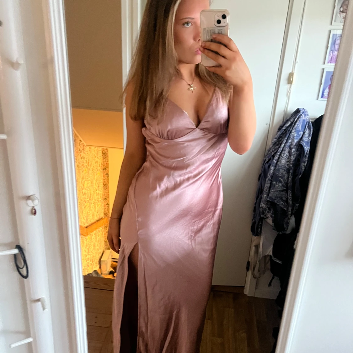 Ljusrosa satin balklänning med slits - 1