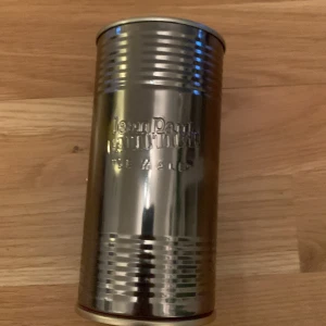 Jean Paul Gaultier - Hej, säljer denna fräscha parfym som är i 40 ml. Den är lite använd och det kanske är 30ml kvar. Skulle rekommendera 2-5 sprut beroende på hur mycket du vill dofta. Har fått många komplimanger med denna och den är riktigt najs. Håller också länga på huden även fast det är (EDT). Priset är fast!