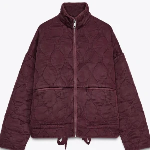 Vinröd quiltad/bomber jacka - Snygg vinröd quiltad/bomber jacka med dragkedja framtill. Jackan har en oversized passform och är perfekt för våren. Den quiltade designen ger en trendig look. Slutsåld på Zara och har prislappen kvar. Köpt för 850!! 