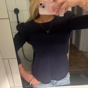 Mörkblå trekvarts tröja - Säljer en skit snygg trekvarts tröja i mörkblått lite stickat tyg! En liten puffärm på axlarna. Storlien är M men passar S