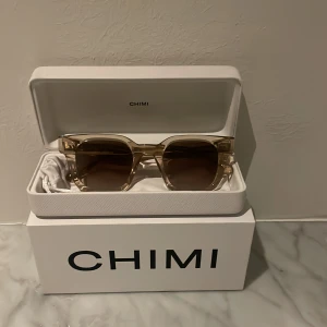  Chimi 04 - Snygga beige solglasögon från Chimi, ny skick. Box följer med!
