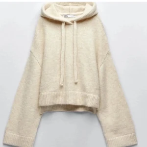 Beige stickad hoodie från Zara - Säljer min stickade hoodie från Zara den är slutsåld skriv för egna bilder💞