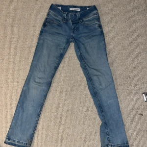 Blå jeans från Pepe Jeans - Snygga blå jeans från Pepe Jeans med Wiser Wash-teknologi. De har en klassisk femficksdesign och en knappgylf. Perfekta för en avslappnad stil.