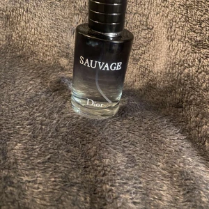 Sauvage parfym från Dior - Säljer min helt nya dior parfym som jag fick i födelsedags present. Fick dubbelt av samma parfym därför valde jag att sälja denna. Helt ny och oanvänd. Box ingår. 