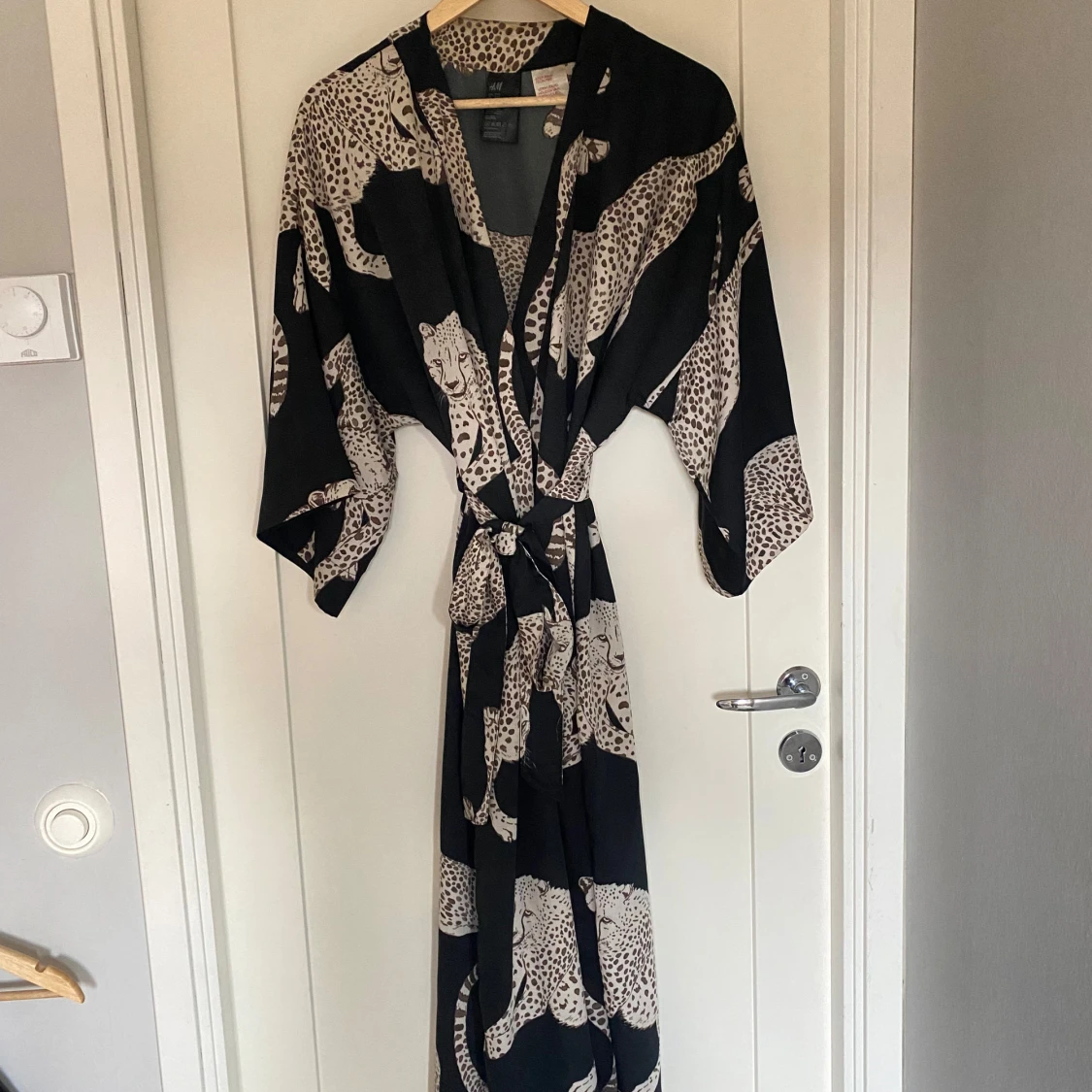 Svart kimono morgonrock med leopardmönster - 3