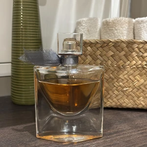 La Vie Est Belle parfym - Säljer min parfym då jag inte längre använder den. Ordinarie pris 1250 kr. 3/4 kvar i flaskan