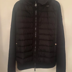 Moncler  - Moncler cardigan sliten. Storlek Xl. Passar L. Skick 6/10. Pris 2990kr.
