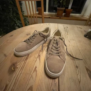 Beige sneakers från Vagabond - Ett par mycket sköna och snygga Vagabond i beige, säljar pga för små. Odenarie pris 1400kr. Endast provade kom med bud 