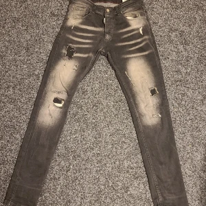 Svarta jeans från Dsquared2 - Snygga svarta jeans från Dsquared2 med slitna detaljer och en cool tvätt. De har en slim passform och klassisk femficksdesign. Perfekta för en trendig look.