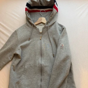 Moncler zip - Grå Moncler zip Hoodie i storlek M priset kan diskuteras vid snabb affär , skriv vid intresse, qr kod och Scan fungerar