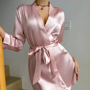 Siden ”morgonrock” - Elegant ljusrosa siden ”rock” med omlott-design och knytband i midjan. Jätte bekväm och sitter precis som på bilden, jättefin att ha på morgonen eller kvällen när man bara chillar❤️